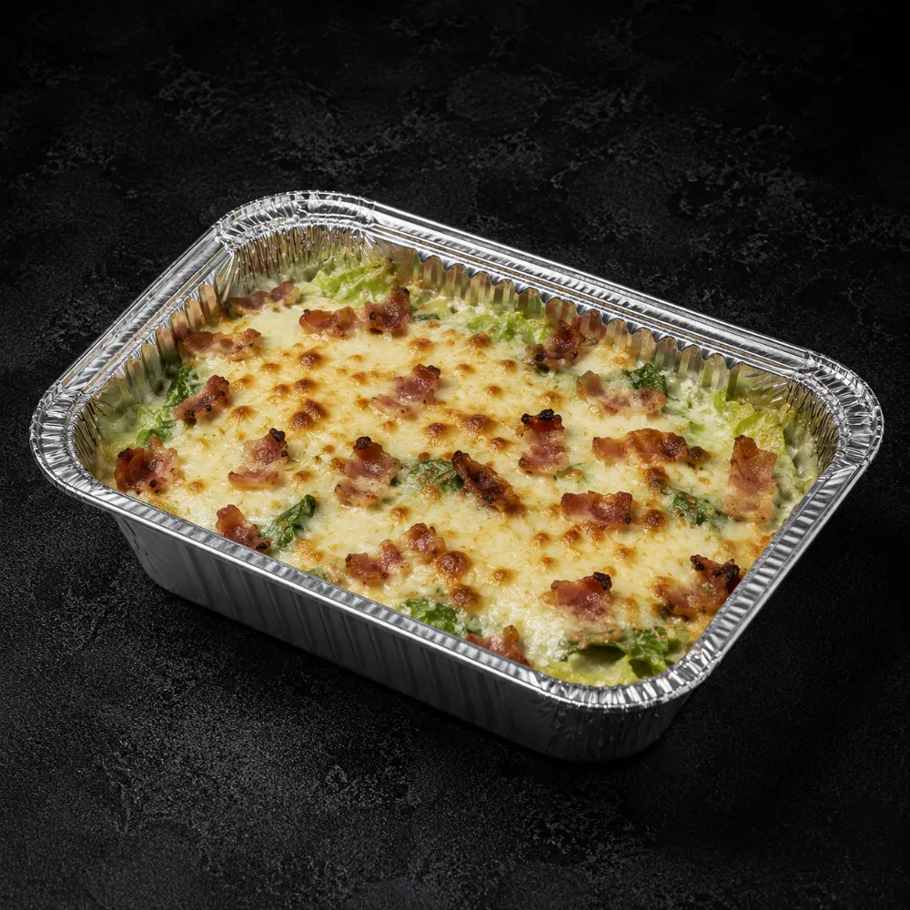 Запечённый салат с беконом и соусом бешамель
